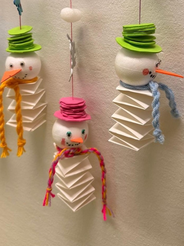 Bunte Schneemänner aus dem Werkunterricht